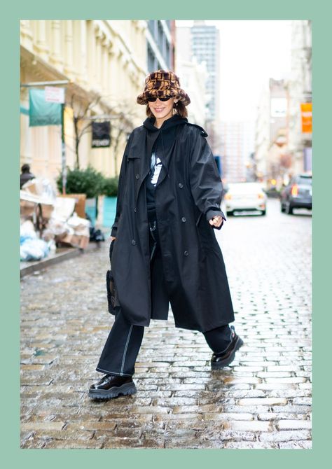 Bucket Hat Outfit Winter, Bucket Hat Outfit, Bella Hadid Street Style, Hat Outfit, Faux Shearling Coat, Bella Hadid Outfits, Flare Leg Pants, Autumn Street Style, Teen Vogue