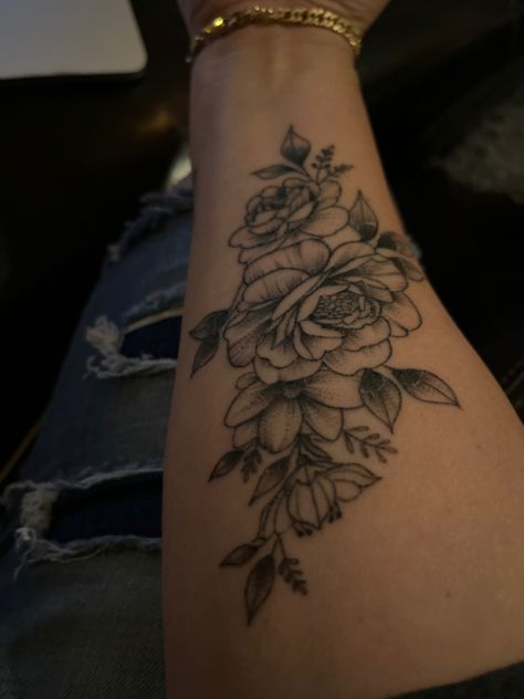 Right Forearm Tattoos Women, Flower Tattoo On Forearm For Women, Pretty Tattoos For Women Arm, Moms Name Tattoo Ideas, Arm Tattoos For Women Flowers, Under Forearm Tattoo Women, Cover Up Tattoos Arm, Gf Name Tattoo Ideas, Pretty Arm Tattoos