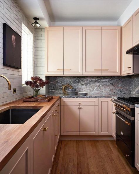 Stunning kitchen | dusty rose cabinets. Townhouse Apartments, Top Kitchen Designs, Pink Cabinets, Japanese Apartment, Interior Dapur, Kabinet Dapur, Kitchen Design Trends, New York Apartment, Pink Kitchen