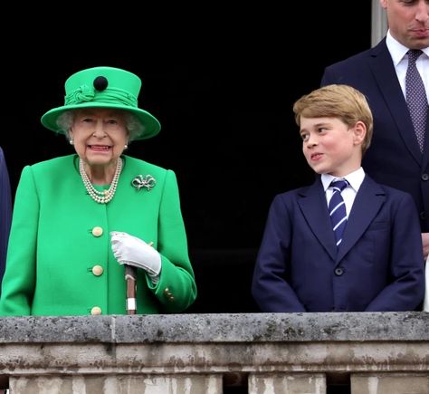 I'm a lip reader - here's what the overjoyed Queen said to Prince George during her surprise Jubilee balcony appearance British Monarchy History, Queen Elizabeth Ii Crown, Prince George Photos, Royal Monarchy, Queen And Prince Phillip, Princess Katherine, Royal Uk, Hm The Queen, Royal Family News