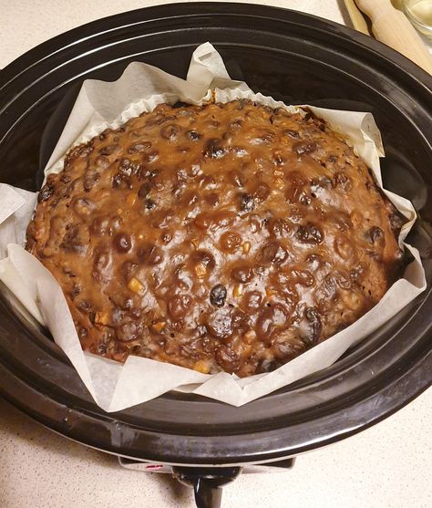 Slow Cooker Baileys Christmas Cake - Feed Your Family for £20 a week Crockpot Fruit Cake, Slow Cooker 4 Ingredient Fruit Cake, Cake In Slow Cooker, Slow Cooker Xmas Cake, Slow Cooker Fruit Cake, Baileys Christmas Cake, Slow Cooker Fruit Cake Recipes, Slow Cooker Christmas Cake, Air Fryer Christmas Cake