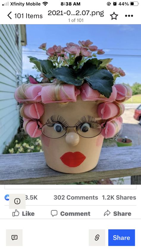 Plant Pots Crafts, Terra Cotta Pot Crafts Diy, Flower Pot People, Flower Pot Art, Terra Cotta Pot Crafts, Flower Pot Design, Painted Clay Pots, Clay Flower Pots, Flower Pot Crafts