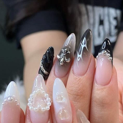 Black Nails Pearls, Black And White Airbrush Nails, Black And White Y2k Nails, Black And Pearl Nails, Black Airbrush Nails, Black Nails With Pearls, Pearl Heart Nails, Black Pearl Nails, White Y2k Nails