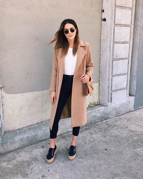 Platform Sneakers Outfit, Vinter Mode Outfits, Fall Fashion Coats, Plain White T Shirt, Pakaian Feminin, Winter Mode, Closet Inspiration, Ținută Casual, Modieuze Outfits