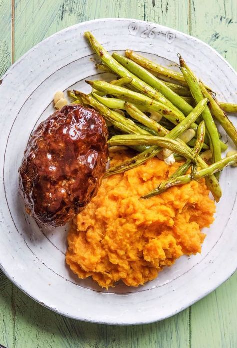 Super easy and quick Meatloaf Balsamico with Sweet Potato Mash and Green Beans | More kid-friendly dinner recipes on hellofresh.com Hello Fresh Ground Beef Recipes, Quick Meatloaf, Kid Friendly Dinner Recipes, Hello Fresh Dinners, Homechef Recipes, Kid Friendly Meals Dinner, Sweet Potato Mash, Benefits Of Organic Food, Hello Fresh Recipes