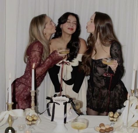 Feminine Birthday Aesthetic, Classy Birthday Aesthetic, Birthday Pics Ideas With Friends, Vintage Birthday Ideas, Old Money Birthday Party, Aesthetic Bday Pics, Gossip Girl Birthday Party, 22 Bday, Estilo Blair Waldorf