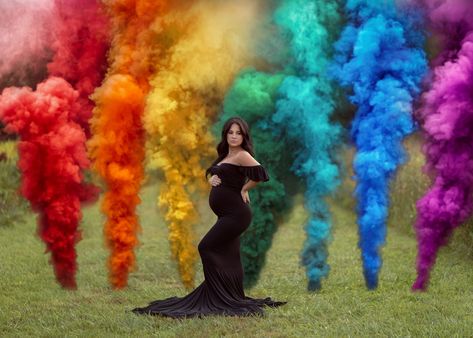 Rainbow smoke bombs Bubblegum Maternity Photo, Rainbow Maternity Shoot Ideas, Rainbow Baby Photoshoot Maternity, Rainbow Maternity Shoot, Lesbian Maternity Photoshoot, Rainbow Baby Maternity Pictures, Rainbow Baby Gender Reveal, Rainbow Baby Photoshoot, Creative Maternity Pictures