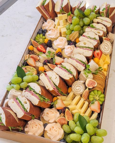 Sandwich Galore - Dessert Items (Cupcakes/Mini Cakes) / Vegetarian / Diamon Platters Grazing, Meat Sandwiches, Charcuterie Board Meats, Amazing Food Platters, Fest Mad, Sandwich Platter, Kreative Snacks, Dessert Items, Family Brunch