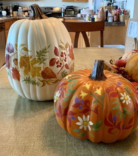 Cute Painted Pumpkin Ideas, Pumpkin Designs Painted, Pumpkin Painting Party, Decoupage Pumpkins, Halloween Pumpkin Crafts, Creative Pumpkin Painting, Cute Pumpkin Carving, Creative Pumpkin Decorating, Hand Painted Pumpkin