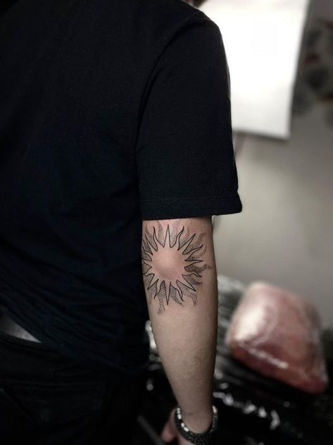 Unique Elbow Tattoo Men, Around Elbow Tattoo Men, Circular Elbow Tattoo, Elbow Sun Tattoo Men, Elbow Tattoo Designs Men, Men’s Elbow Tattoo Ideas, Sun Around Elbow Tattoo, Tattoos Around Elbow, Sun Tattoo On Knee