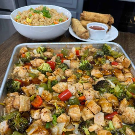 This Orange Chicken Sheet Pan Meal is an easy dinner recipe or perfect lunch prep! One Pan meals are the best for easy clean up. Crockpot Shredded Beef, Cooking In The Midwest, Chicken Sheet Pan, Bbq Chicken Sandwich, Chicken Receipes, Casserole Easy, Pan Dinners, Easy Dinner Recipe, Pan Meals