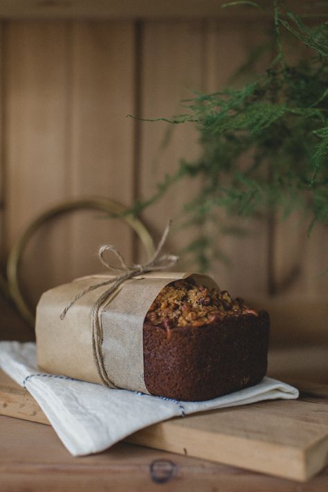 Thoughtful Gift : Baked Banana Bread Recipe | Laine and Layne How To Package Banana Bread, Banana Bread Photo, Gift Wrap Bread Loaf, Banana Bread Gift Ideas Packaging, Banana Bread Packaging Ideas, Banana Bread Packaging, Banana Bread Christmas, Loaf Photography, Bread Aesthetic