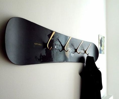 Skateboard Furniture, Hall Wardrobe, Old Skis, Mirror Dining Room, Apartment Dining Room, Wall Mirror With Shelf, Upcycled Furniture Diy, Entryway Mirror, Hanger Diy