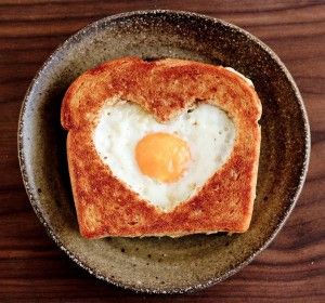 Ideas Para La Cena, Romantic Breakfast, Eggs In A Basket, Healthy Valentines, God Mad, V For Vendetta, Valentines Day Food, Läcker Mat, God Mat