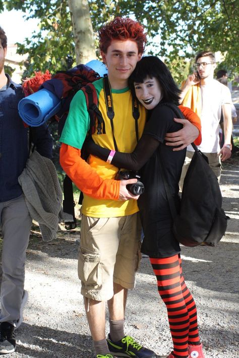 DIY Hotel Transylvania Jonathan & Mavis Halloween Couple Costume Idea 2 Jonathan And Mavis Costume, Couplecostume Halloween, Mavis Halloween Costume, Mavis Makeup, Mavis Hotel Transylvania Costume, Hotel Transylvania Jonathan, Hotel Transylvania Mavis, Disney Couple Costumes, Halloween Couple Costume