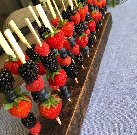 Unique Kabob Ideas, Strawberry Kebabs Skewers, Mini Fruit Skewers Ideas, Skewer Party Food, Elegant Party Snacks, Fancy Fruit Skewers, Casino Food Ideas Appetizers, Formal Appetizers, Mini Fruit Skewers