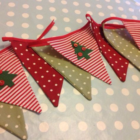 Christmas bunting Christmas Bunting Ideas, Shabby Chic Xmas, Shabby Chic Ideas, Vintage Country Farmhouse, Christmas Fabric Crafts, Christmas Sewing Projects, Tree Handmade, Christmas Bunting, Christmas Wall Hangings