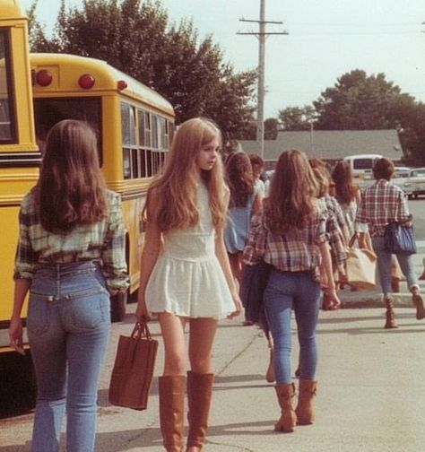 The 1970s Aesthetic, 80s Photo Aesthetic, 70s California Aesthetic Fashion, 1977 Fashion High School, High School In The 70s, Paris In The 70s, 1970s Teen Fashion, 70s High School Fashion, 70s School Aesthetic