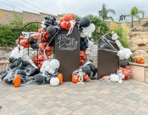 Spooky Balloon Garland, Halloween Poses, Spooky Balloons, Halloween Balloon Garland, Halloween Balloons Decorations, Balloon Decoration Ideas, Halloween Party Backdrop, Balloon Halloween, Halloween Charcuterie