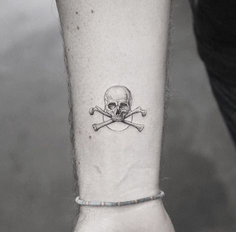 Awesome Tattoo, Skull And Crossbones Tattoo, Crossbones Tattoo, Pirate Skull Tattoos, Small Skull Tattoo, Tattoo Designer, Simple Skull, Pirate Tattoo, Bone Tattoos