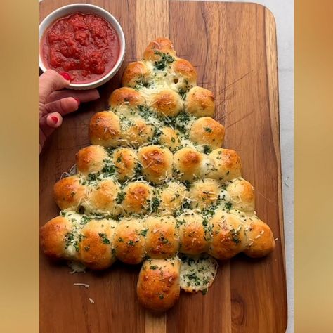 This pizza dough and string cheese pull apart bread is an easy Christmas appetizer - Good Morning America Christmas Tree Pull Apart Bread, Christmas Appetizers Easy, Jul Mad, Diy Christmas Wreaths Ideas, Christmas Wreaths Ideas, Desserts Christmas, Christmas Recipes Appetizers, Diy Christmas Wreaths, Wreaths Ideas