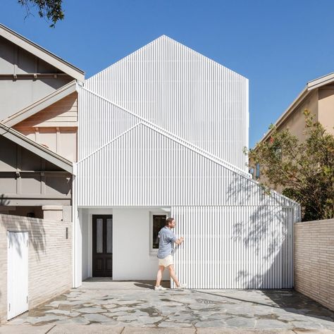 North Bondi House in Sydney fronted by angular white gabled screens Kindergarten Architecture, Sydney House, Houses Architecture, Timber Battens, Plans Architecture, Two Storey House, Casa Container, Exposed Brick Walls, Architecture Design Concept