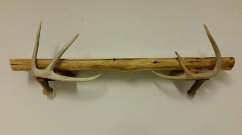 Red cedar shelf with shed antlers.  Made from old fence posts.  Love it Antler Living Room Decor, Elk Shed Antler Display Ideas, Diy With Antlers, Antler Coat Hooks, How To Display Antlers, Deer Rack Decor Ideas, Antler Display Wall, Deer Antlers Crafts, Antler Mounting Ideas