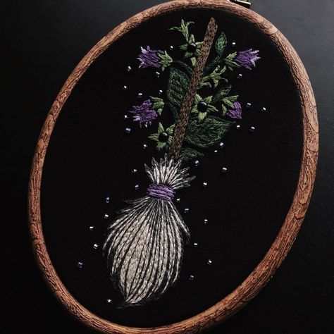 4,942 Me gusta, 81 comentarios - 𝒍𝒚𝒍𝒂 | 𝒔𝒉𝒆/𝒕𝒉𝒆𝒚 (@moonflesh) en Instagram: "And last but not least, here is the belladonna broom 💜 Atropa belladonna is one of the plants…" Stitch Witchery, Under Your Spell, Diy Embroidery Patterns, Halloween Embroidery, Hand Embroidery Projects, Thread Painting, Hand Embroidery Art, Sewing Embroidery Designs, Hand Embroidery Stitches