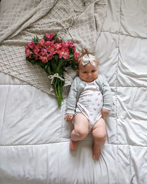 Baby Flower Photoshoot, Spring Baby Photoshoot, Spring Baby Pictures, Spring Picture Ideas, Daisy Photography, Poses To Try, Flower Picture, Flower Photoshoot, Baby Pic