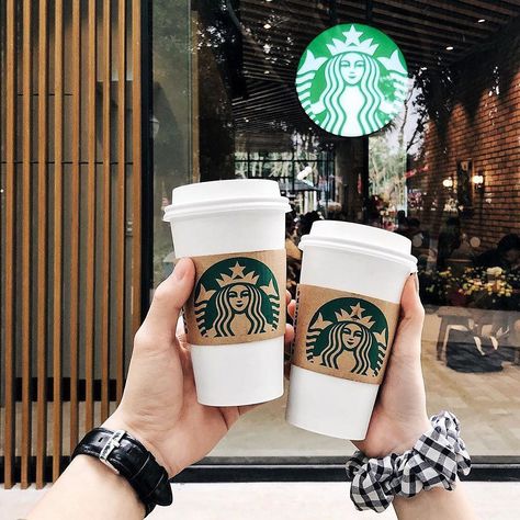 Starbucks Bebidas, Starbucks Photography, Starbucks Date, Starbucks Ideas, Copo Starbucks, Bebidas Do Starbucks, Starbucks Coffee Drinks, Coffee Starbucks, Couple Coffee