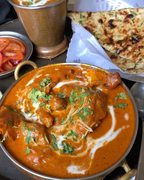 Butter Chicken With Garlic Naan, Butter Chicken Garlic Naan, Garlic Naan And Butter Chicken, Butter Chicken Aesthetic, Butter Chicken And Naan, Best Butter Chicken, Chicken Karahi Recipe, Karahi Recipe, Chicken Karahi