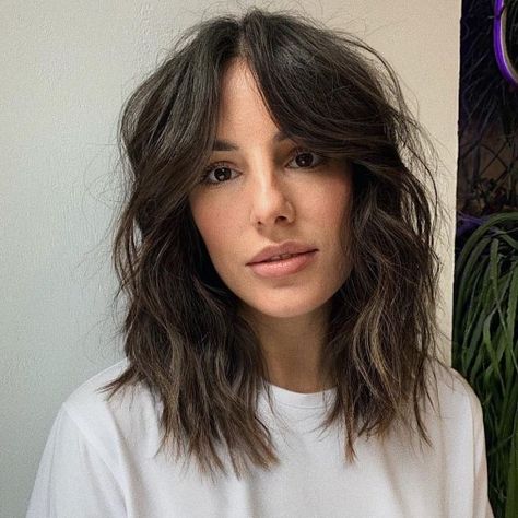 Brunette Wavy Shag with Curtain Bangs Shag With Curtain Bangs, Hair Adviser, Bangs With Medium Hair, Wavy Haircuts, Natural Wavy Hair, Hair With Bangs, Penteado Cabelo Curto, Short Hair With Bangs, Curtain Bangs