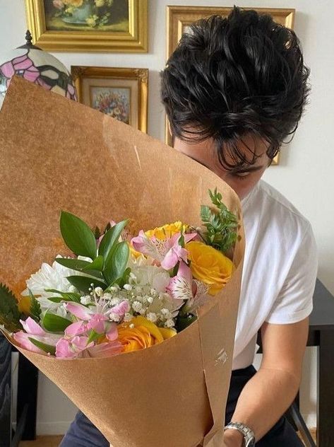 flowers. bouquet. couples aesthetc. old money boy. art museum vibes. brown fluffy hair. white t-shirt. boyfriend material Dream Boyfriend, Jenny Han, Addicted Series, A Bouquet Of Flowers, The Love Club, Tapeta Pro Iphone, Beach Reading, Bouquet Of Flowers, Dream Boy