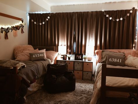 dorm room in hutchens at missouri state university Brown University Dorm, Brown College Dorm, Missouri State University Dorm, Room Ideas Coquette, College Dorm Ideas, Red Dorm, University Apartment, Rooms Apartment, College Vibes