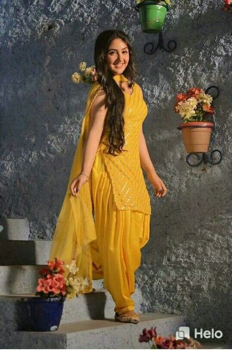 Haldi Patiala Suit, Patiala Suit For Haldi Ceremony, Panjabi Look For Haldi, Patiyala Suit Photo Pose, Patiala Dress Style, Haldi Ceremony Outfit Girl, Yellow Patiala Suit For Haldi, Yellow Suit Design For Haldi, Suits For Haldi Ceremony