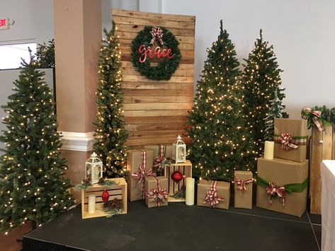 Christmas Backdrop With Pallets, Rustic Winter Photo Backdrop, Christmas Stage Backdrop Ideas, Banquet Christmas Decorations, Country Christmas Backdrop, Christmas Wood Backdrop Ideas, Xmas Stage Decoration, Stage Decor Christmas, Christmas Backdrops For Party