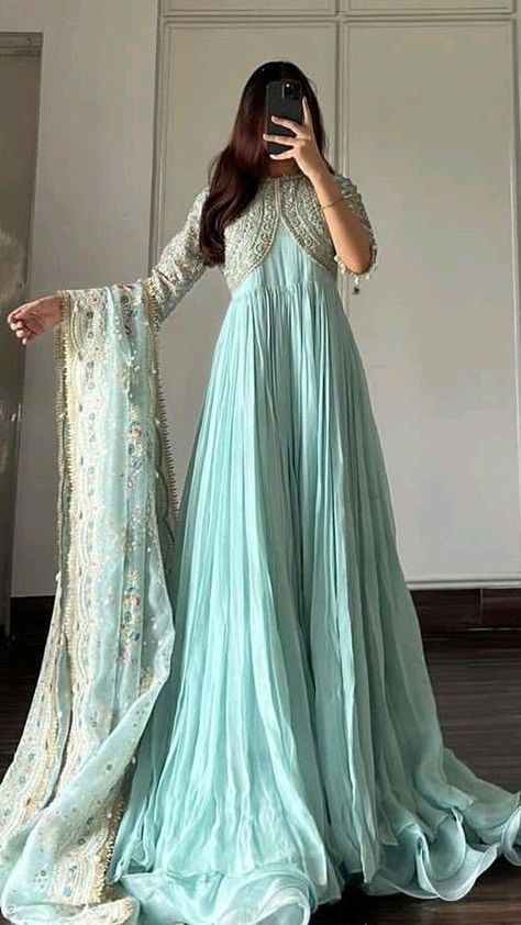 Fancy Outfits For Wedding, Pakistani Shaadi Outfit, Long Kurti Design, Party Wear Dress Design, Indian Long Dress, Maxi Dress Indian, Traditional Gown, Indian Gown, Floral Print Chiffon Dress