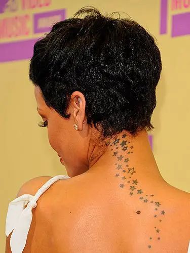 Rihanna Short Haircut, Rihanna Pixie Cut, Rihanna Pixie, Best Celebrity Tattoos, Rihanna Short Hair, Celebrity Pixie Cut, Rihanna Tattoo, Corte Pixie, Constellation Tattoos