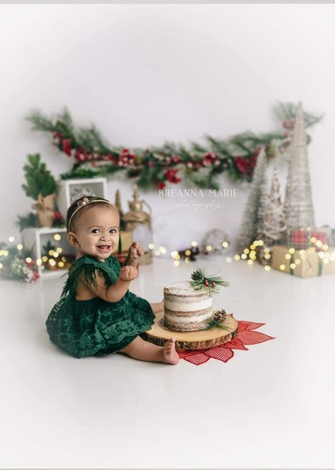 Christmas Photoshoot Babygirl, Christmas 1st Birthday Cake, Christmas Smash Cake, 1st Birthday Photoshoot Ideas, Christmas Photoshoot Kids, Diy Christmas Photoshoot, Christmas Baby Pictures, Winter Onederland Birthday Party, Colourful Christmas