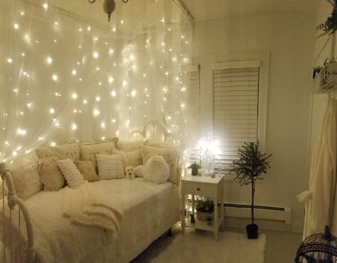 Cute Bed Frames Twin Size, Canopy Twin Bed Ideas, Small Room With Twin Bed Ideas, Room Decor Bedroom Twin Bed, Cozy Bedroom Ideas Twin Bed, Room Inspo Twin Size Bed, Comfy Twin Bed Ideas, Twin Sized Bed Aesthetic, Bed Canopy Small Room