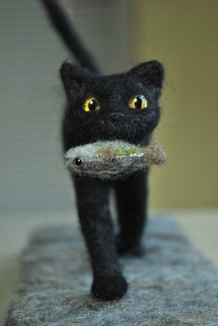 Cat With Fish, Felted Creatures, Tovad Ull, Felted Cat, Needle Felted Cat, Needle Felting Diy, Felting Ideas, Needle Felting Tutorials, Felt Wool