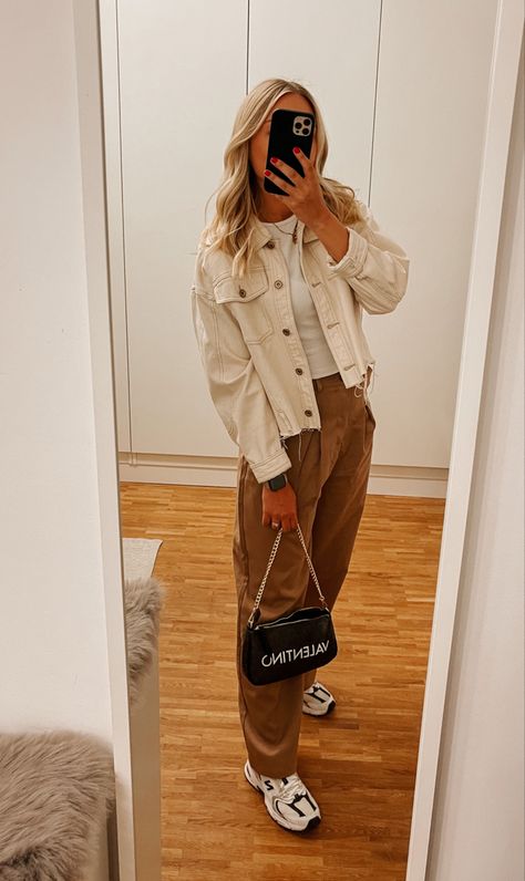 Beige Denim Jacket Outfit, Light Brown Trousers Outfit, Light Brown Jacket Outfit, Cream Denim Jacket Outfit, Trouser Aesthetic, Girls Baggy Outfits, Brown Trousers Outfit, Beige Denim Jacket, White Denim Jacket Outfit