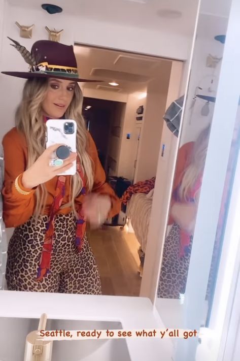 Lainey Wilson Selfie Picture, Lainey Wilson Style, Lainy Wilson, Lainey Wilson Outfits, Chris Young Music, Western Wallpaper, Bathroom Selfie, Lainey Wilson, Cute Bathroom