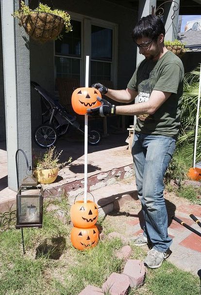 halloween pumpkin archway, halloween decorations, seasonal holiday decor Pumpkin Archway, Halloween Tombstones Diy, Porche Halloween, Halloween Decorations Outdoor Porch, Cheap Halloween Diy, Diy Halloween Dekoration, Cheap Diy Halloween Decorations, Halloween Party Decor Diy, Halloween Diy Outdoor