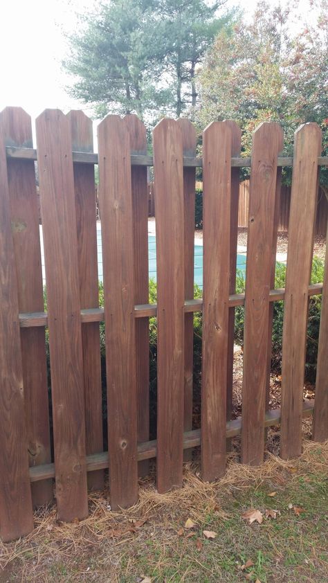 Shadowbox Fence Ideas, Shadow Box Fence Ideas, Shadowbox Fence, Pallet Fence Diy, Fence Architecture, Shadow Box Fence, Diy Backyard Fence, Fence Diy, Wood Privacy Fence