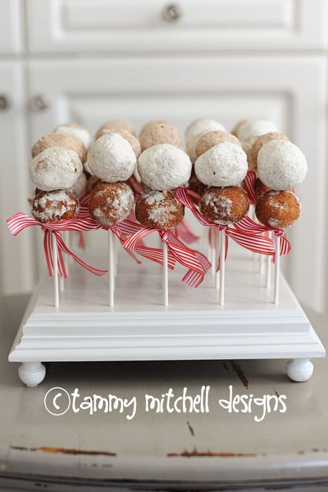 Easy DIY Party Food: Donut Holes on a stick #pinkpeppermint #DIY #partyfood #party #easy #donutholes Graduation Brunch, Diy Party Food, Breakfast Party Foods, Lilo Und Stitch, Doughnut Holes, Brunch Desserts, Party Food Buffet, Breakfast Party, Easy Party Food