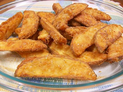 No cornstarch needed and use egg wash.  I double dredged them in seasoned flower.  Fry them for 2 mins then set them aside for at least 10mins and then fry them again until the are the desired color I shoot for a darker brown so they are crispy but light and fluffy on the inside. Tater Logs Potato Wedges, Jo Jos Potatoes, Jojo Recipe, Homemade Potato Wedges, Wedge Fries, Crispy Potato Wedges, Crunchy Potatoes, Potato Wedges Recipe, Wedges Recipe