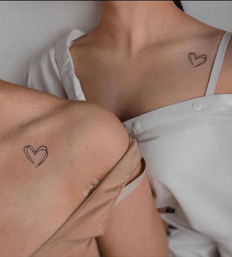 Herz Tattoo Klein, Friend Tattoos Small, Front Shoulder Tattoos, Simple Heart Tattoos, Mum Tattoo, Maching Tattoos, Mom Daughter Tattoos, Cute Matching Tattoos, Matching Friend Tattoos