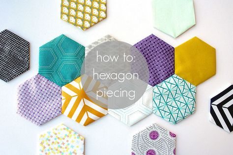 Picture of hexagon piecing tutorial Hexagon Quilt Tutorial, Octagon Quilt, Hexagon Quilt Pattern, Patches On Clothes, Hexagon Patchwork, Hexagon Quilt, Paper Piecing Quilts, Hexagon Pattern, Quilting For Beginners