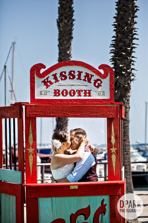 kissing-booth-carnival-wedding-first-look Diy Wedding Desserts, Carnival Wedding Theme, Vintage Carnival Wedding, Wedding Reception Tables Centerpieces, Fall Carnival, Diy Wedding Decor, Circus Wedding, Vintage Photo Booths, Carnival Wedding